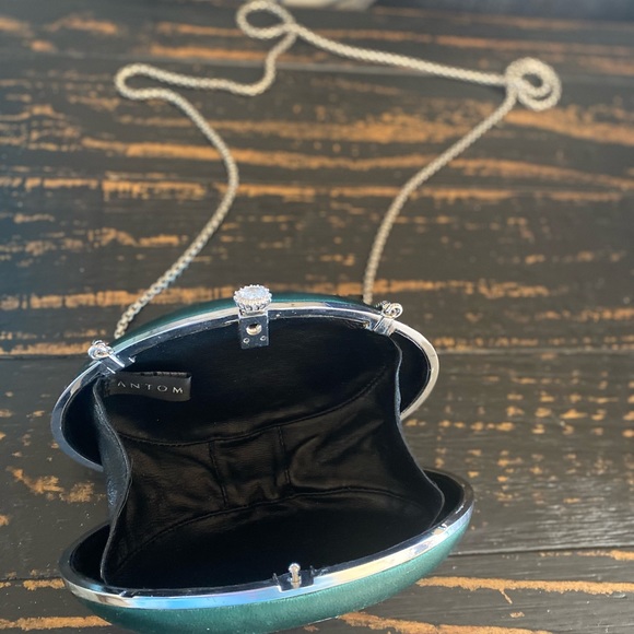 Green oval clutch, almost gem like! Stunning for date night - Picture 3 of 3